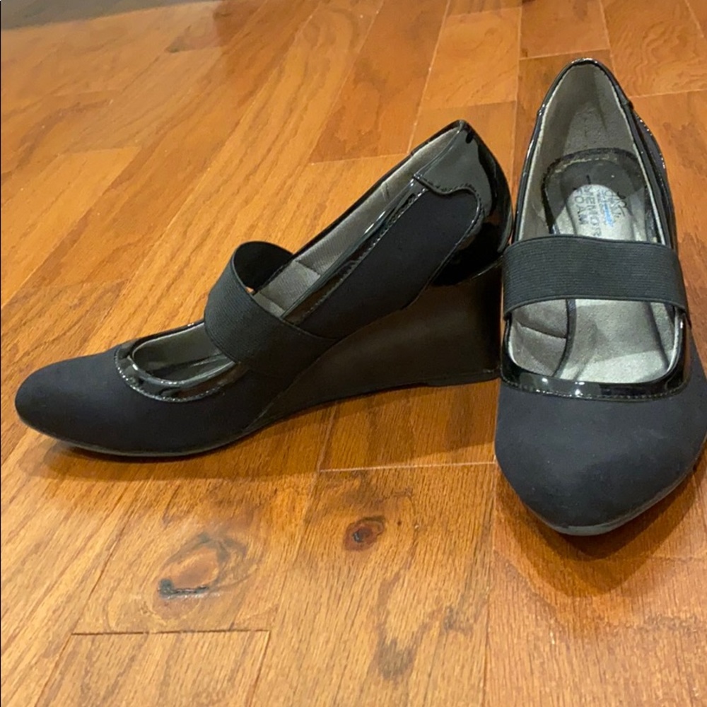 Memory Foam black wedges size 6